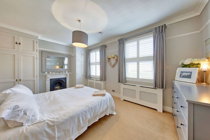 House – Sleeps 8 – Garden – Children’s Play Area gallery image 4