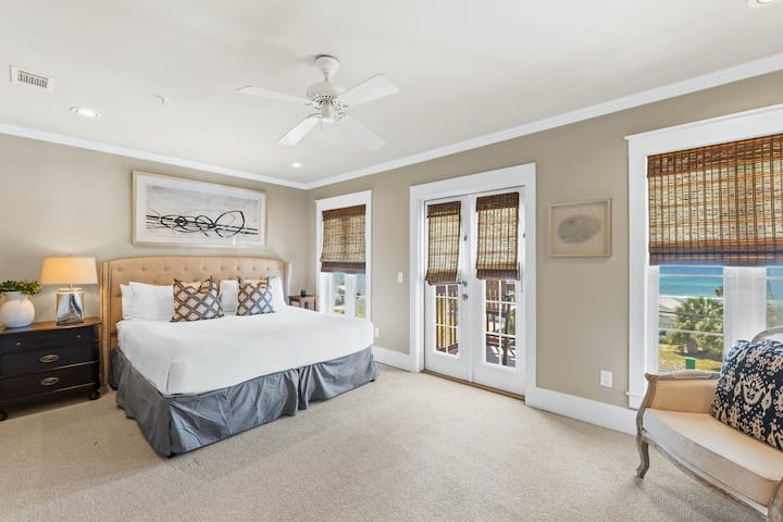 חדר שינה ראשי עם מיטת קינג סייז