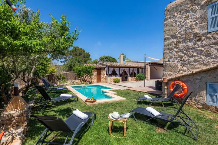 Moli Den Barret gallery image 3