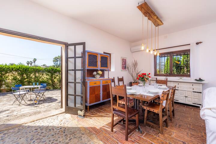 Moli Den Barret gallery image 5