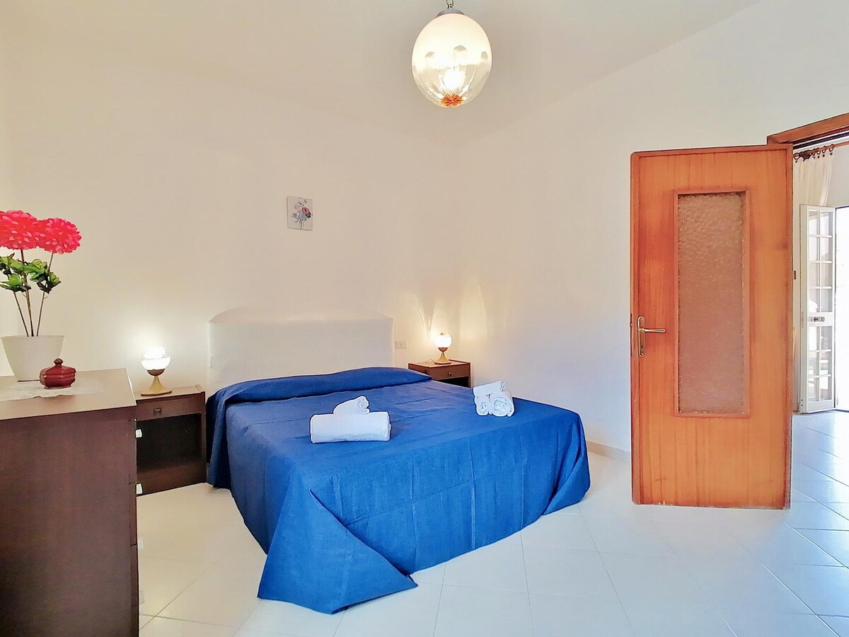 Hoofdslaapkamer met dressoir.