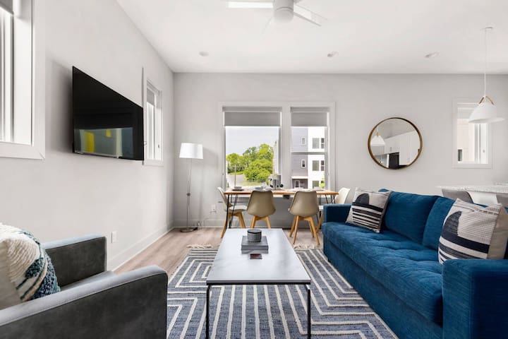 H16 ~ 4 Private Suites ~ Rooftop ~ 4 Mi Downtown