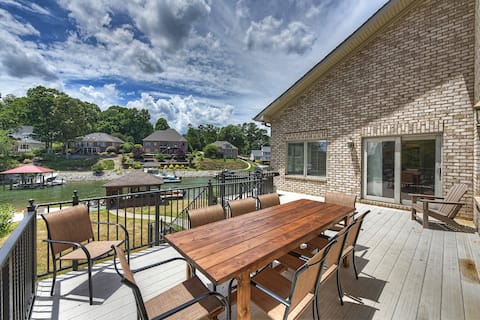 Island Point by AvantStay | Sleeps 18 | Dock