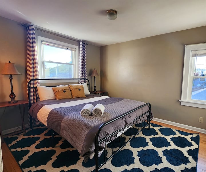 استمتع براحة ليلية على هذه المرتبة ذات الوسادة بحجم كوين مع وسائد ميموري فوم.  استيقظ مستعدًا للعمل واللعب في ميلووكي!