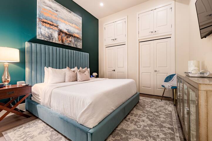 4BR/4BA | 2 Kitchens 2 Living Rooms 2 Terraces! gallery image 3