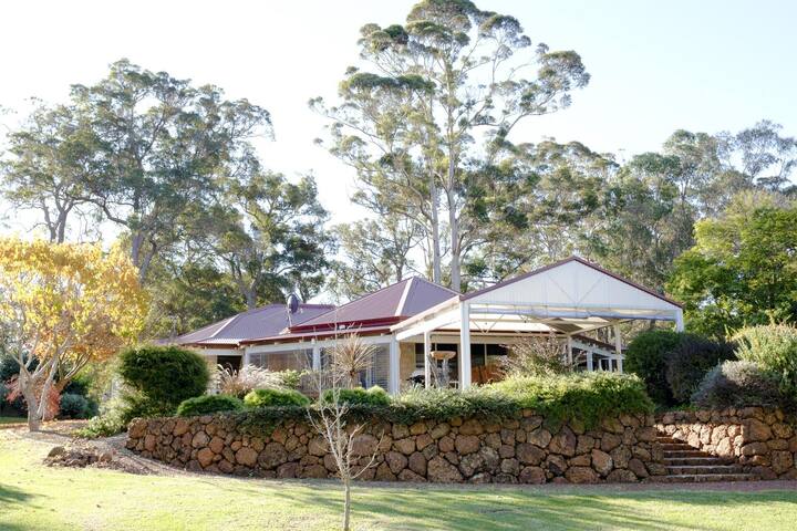 Twin Gums: Large riverside family home and gardens
