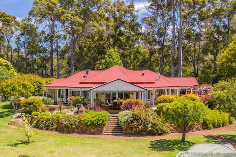 Twin Gums: Large riverside family home and gardens