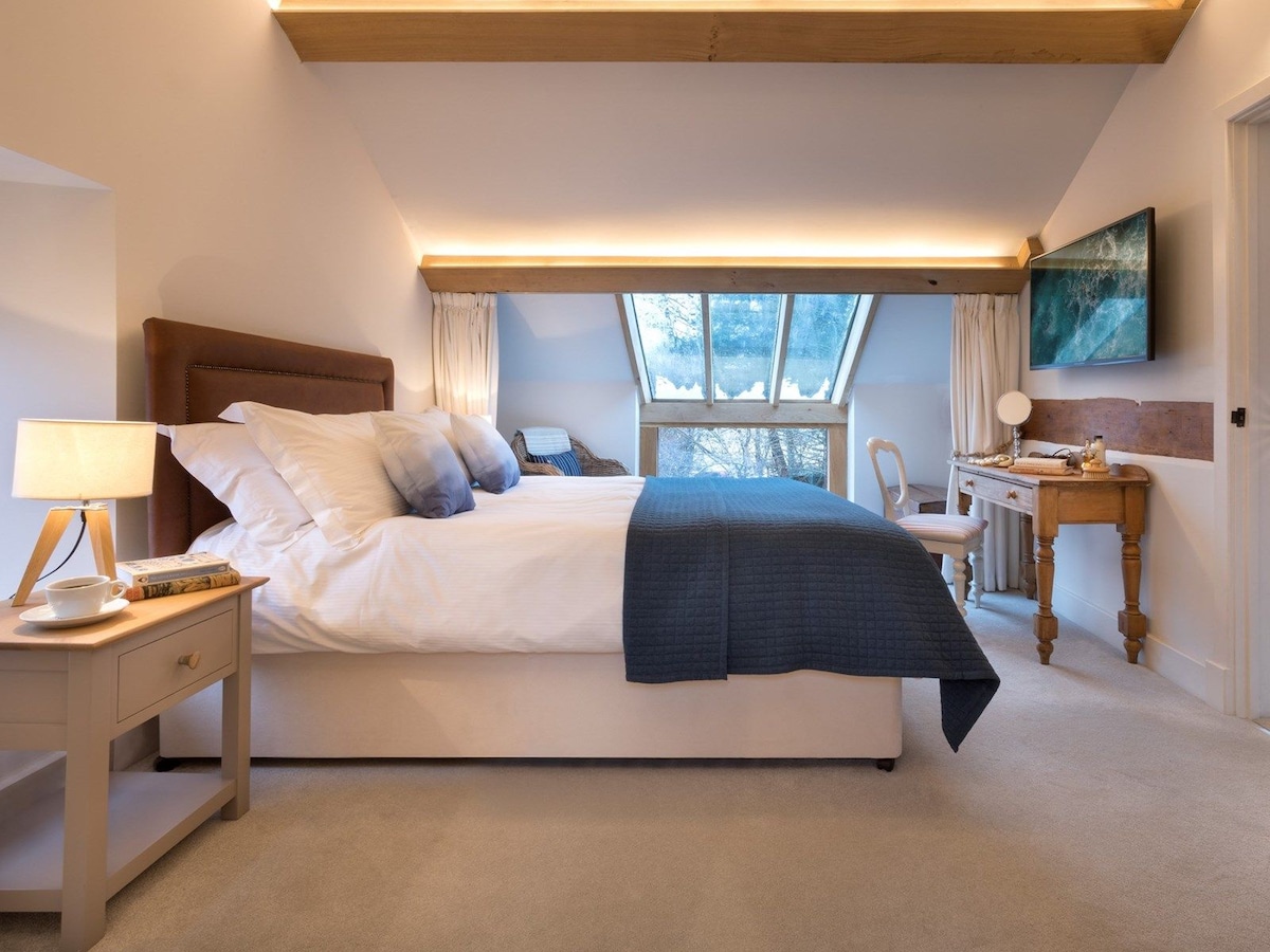 Un dormitorio con tocador en The Old Grain Store, Lake District