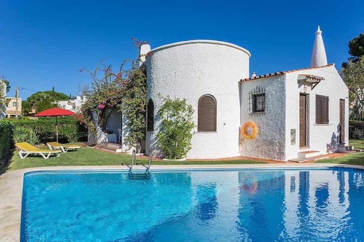 House with Pool and Garden ideal for families