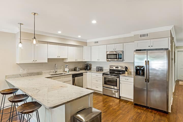 Inviting Garden Level Condo Near Forsyth Park By Lucky Savannah - Savannah, GA