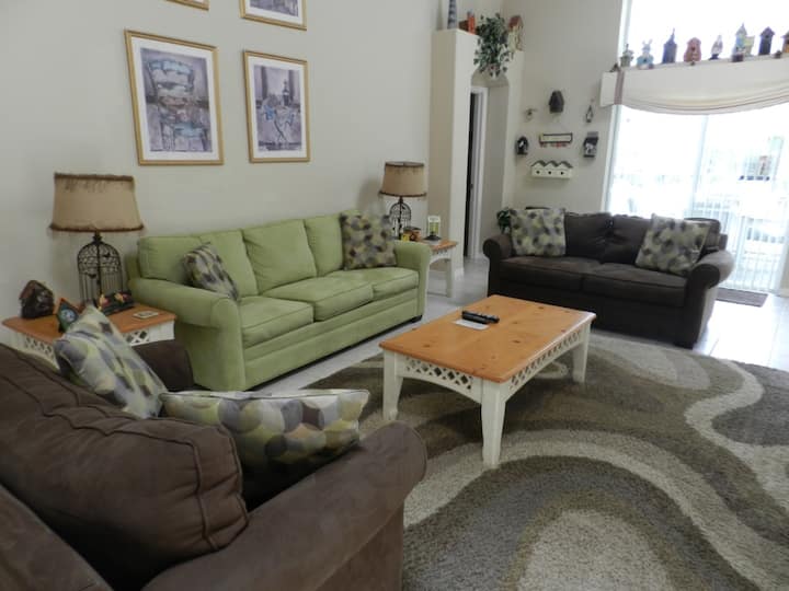 This Charming Country Pool Home Is So Cozy And Homey! Perfect Location For Maximum Fun! (Mag16153) - Florida