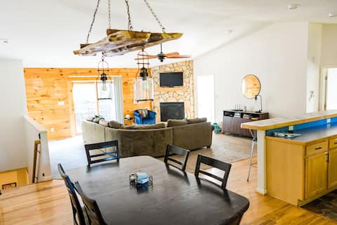 Hot Tub! Spacious & Relaxing! Child/Dog Friendly!