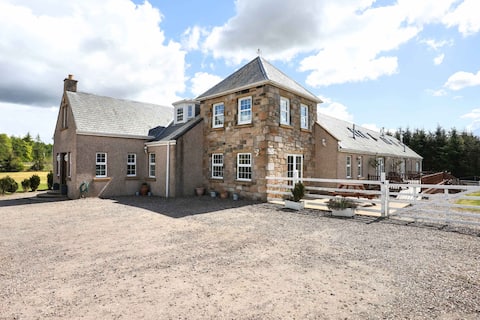 Greenknowes Farmhouse with Hot Tub and Bar