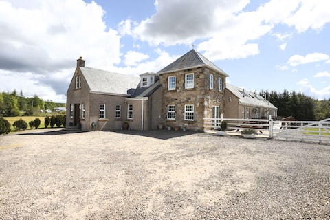 Greenknowes Farmhouse w/ Hot Tub and Bar