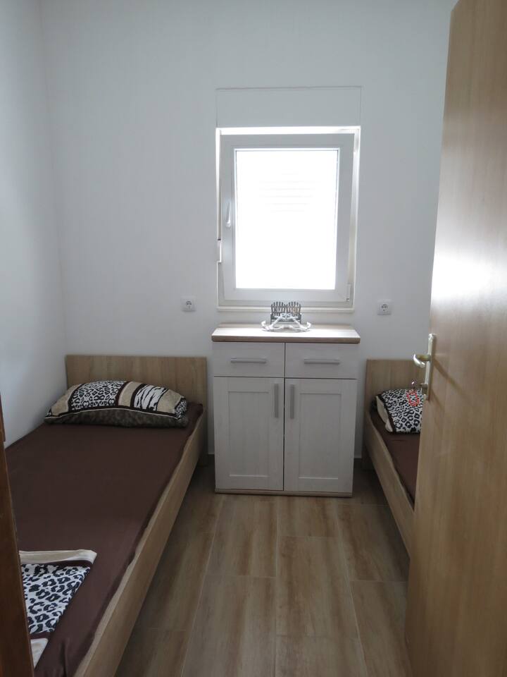 საძინებელი 2, ფართი: 8 მ²