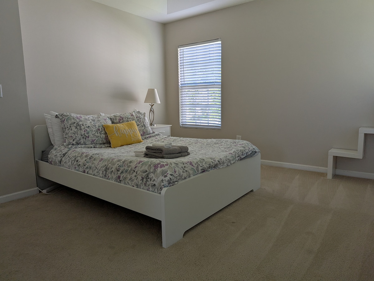 Пространа главна спална соба - вашето среќно место!