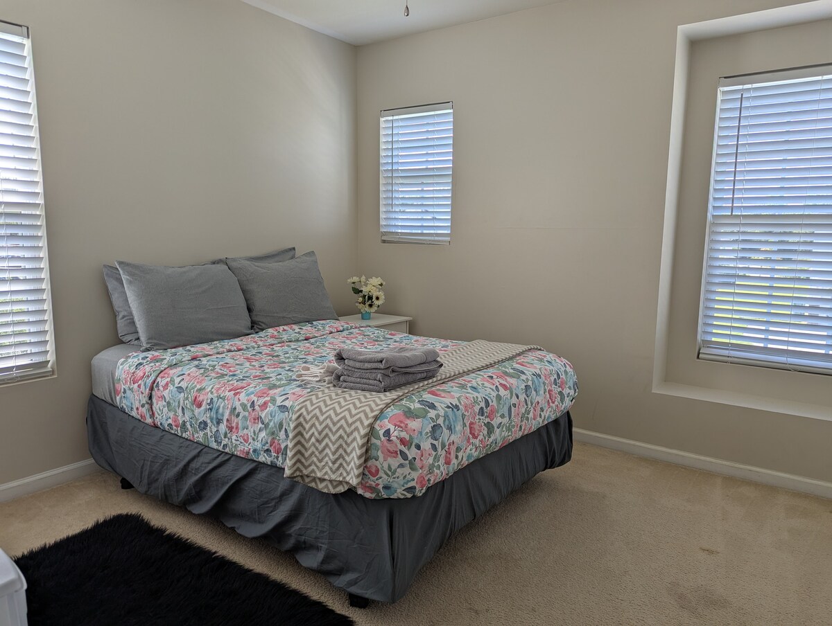 Спална соба 2: аголна соба исполнета со светлина