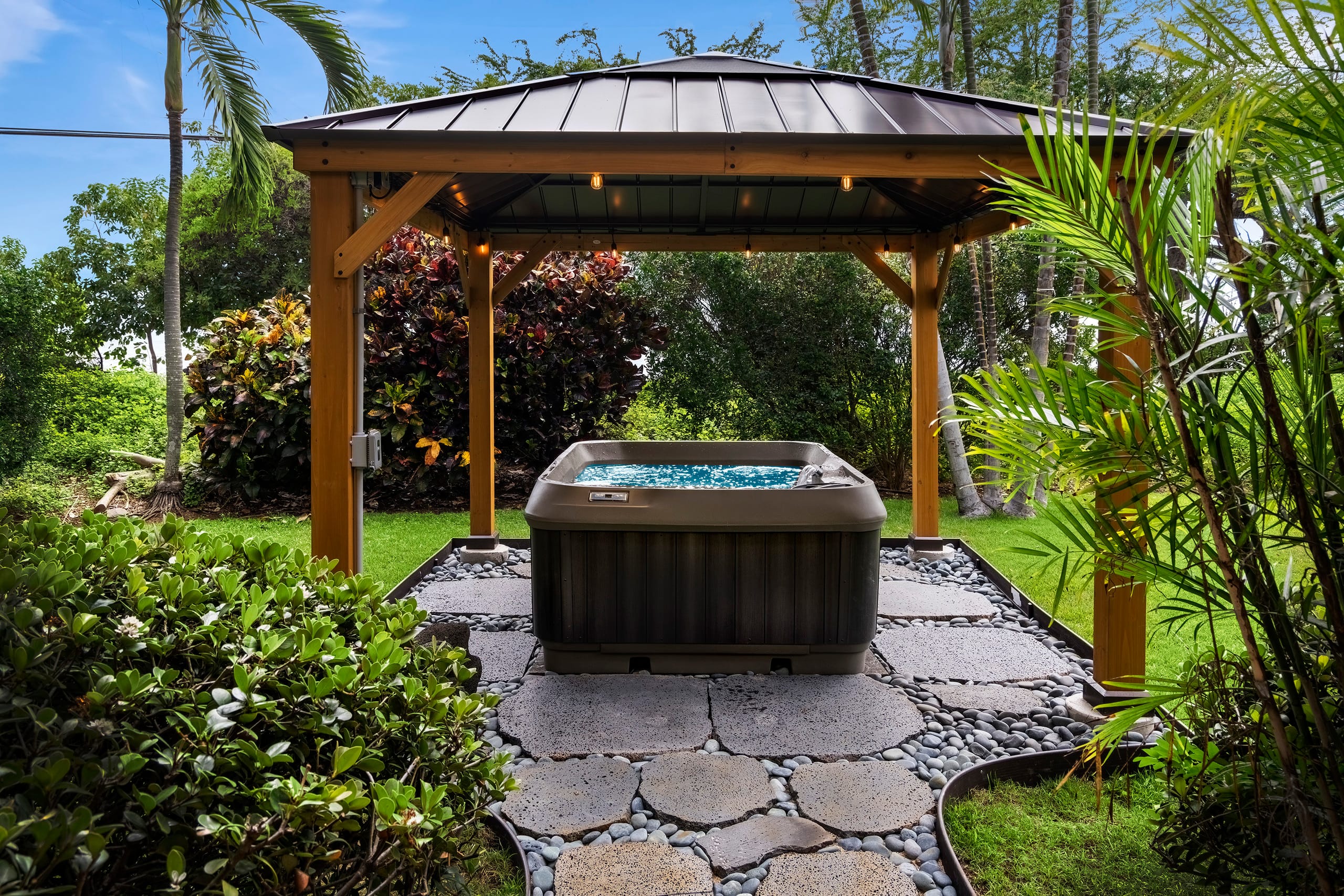 Home in Kailua-Kona · ★4.8 · 5 bedrooms · 6 beds · 3.5 baths - Image 4
