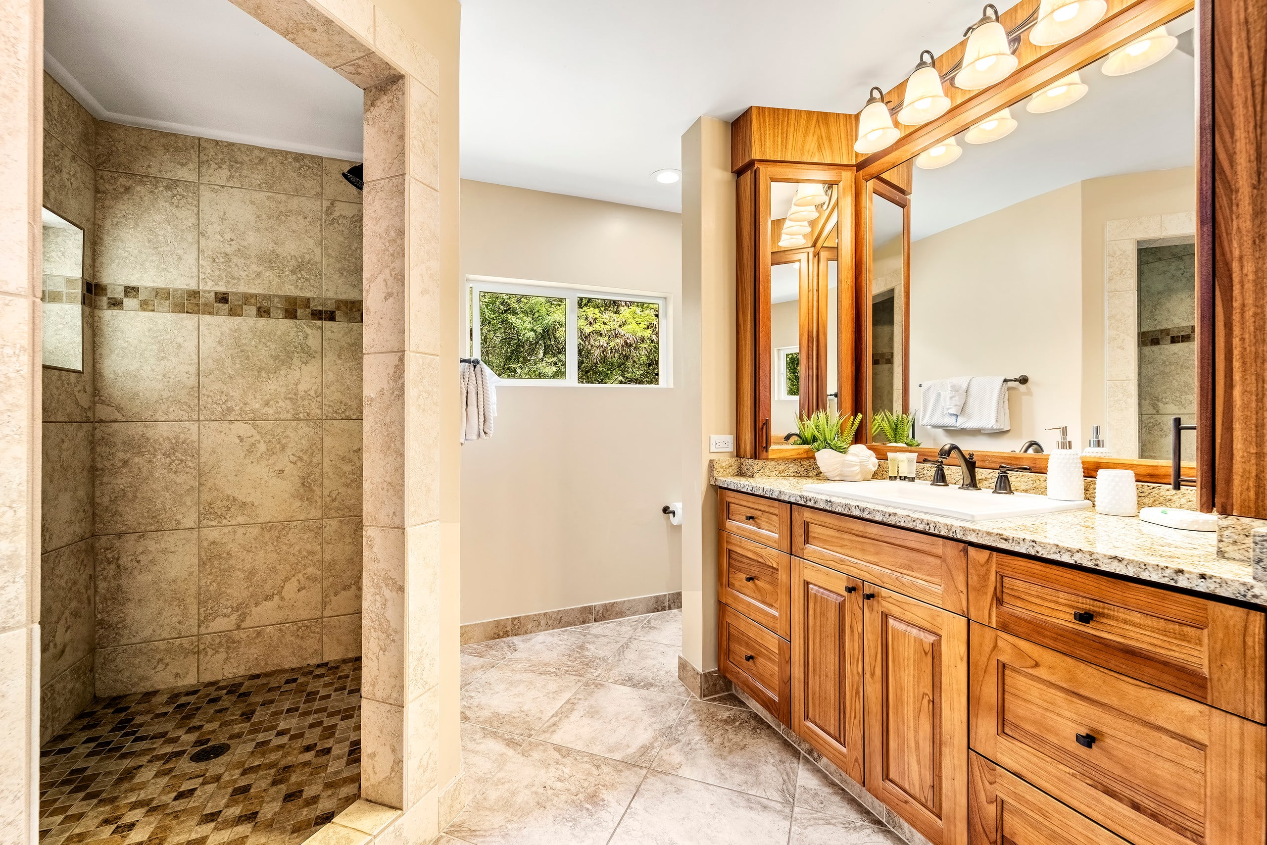 Home in Kailua-Kona · ★4.8 · 5 bedrooms · 6 beds · 3.5 baths - Image 27