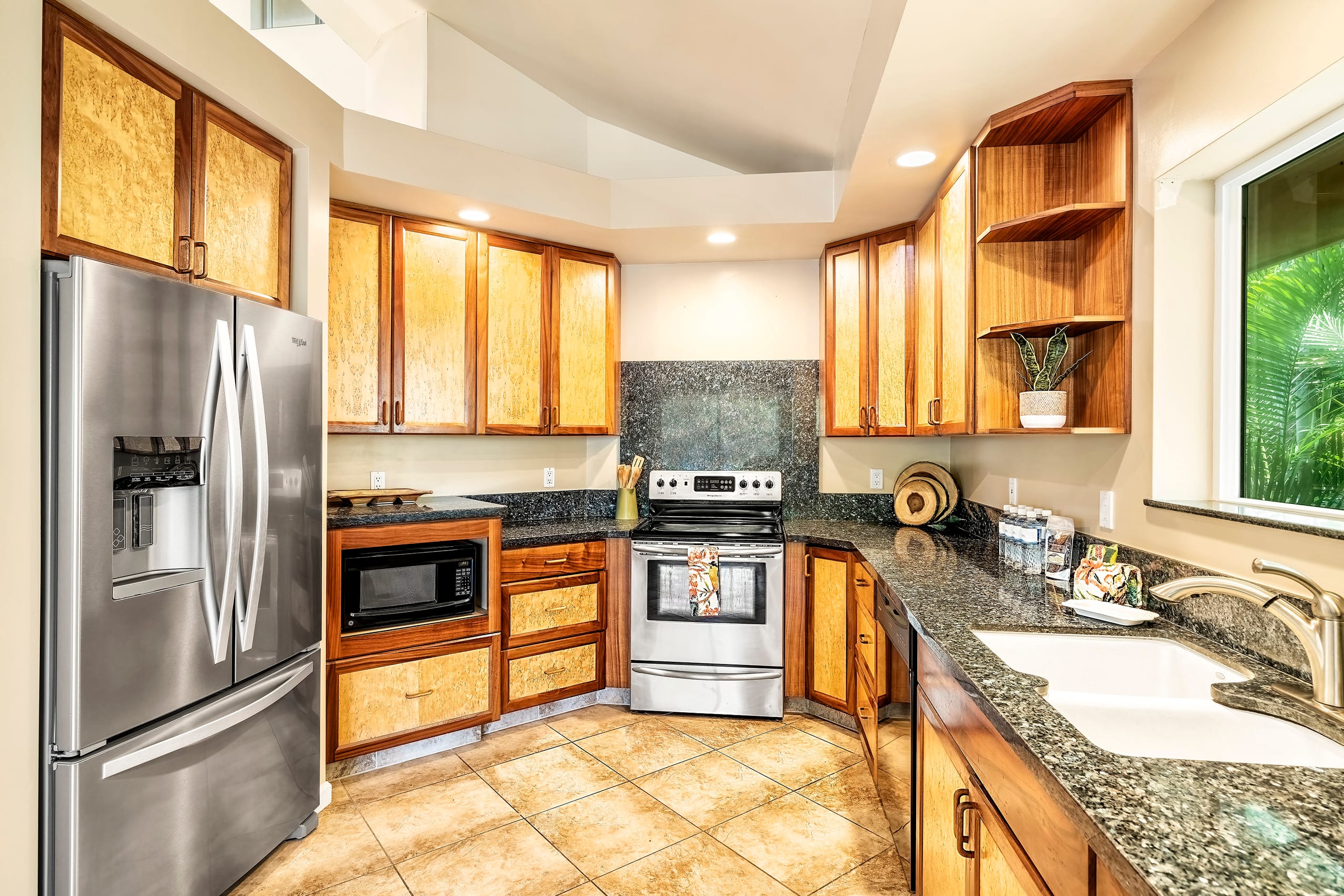 Home in Kailua-Kona · ★4.8 · 5 bedrooms · 6 beds · 3.5 baths - Image 12