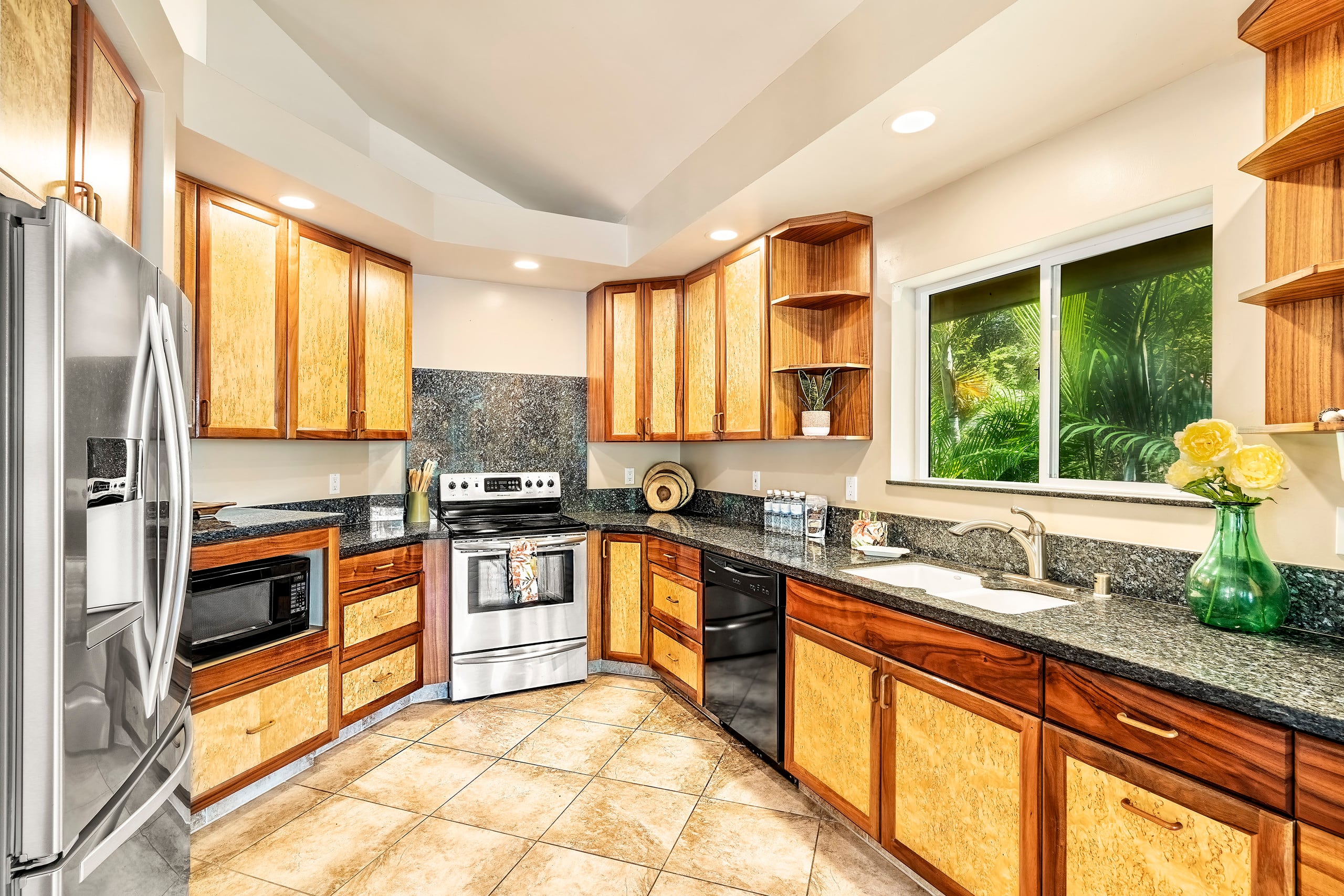 Home in Kailua-Kona · ★4.8 · 5 bedrooms · 6 beds · 3.5 baths - Image 11