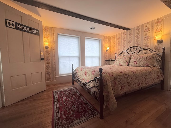 Emerald City, queen bed, full bath