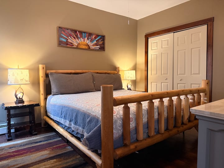 Dream Maker / Tourist Trap king bed