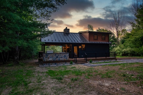 Wildwood Cabin: cozy cabin in woods,with fireplace