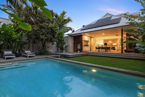 Alpha Luxe - Pet Friendly Luxury Home and Pool
