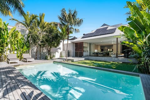 Alpha Luxe - Pet Friendly Luxury Home and Pool