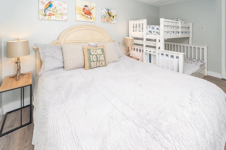 Dormitorio 2 (cama tamaño king, litera doble inferior, cama doble superior).