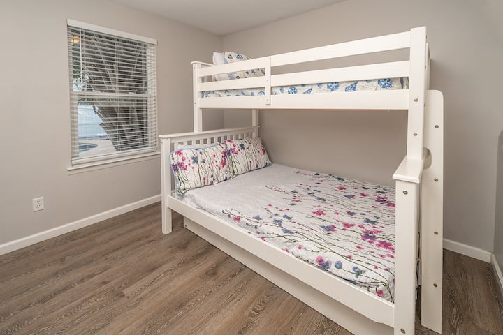 Dormitorio 4. (litera doble inferior, cama doble superior, cama nido, cama individual extraíble)