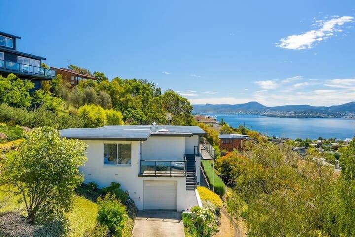 House on the Hill with a View – Sleeps 12, 3 Bath gallery image 4