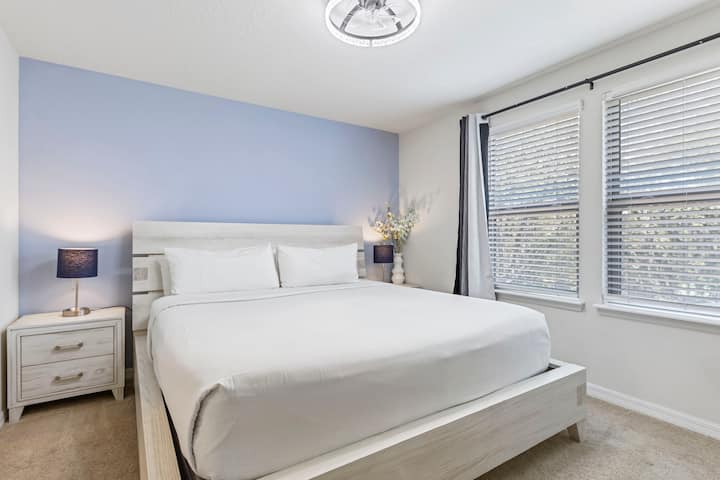 חדר שינה 2 עם מיטת קינג - סייז וחדר רחצה פרטי