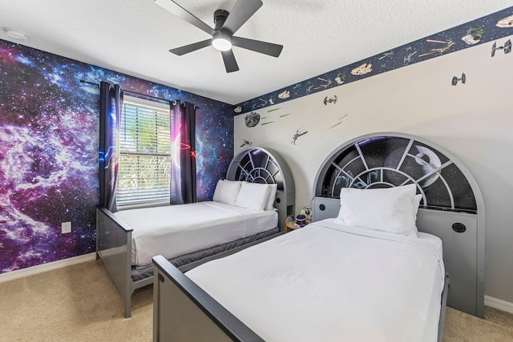 חדר שינה 4 כוכבים בנושא מלחמת הכוכבים עם מיטה זוגית ומיטת יחיד