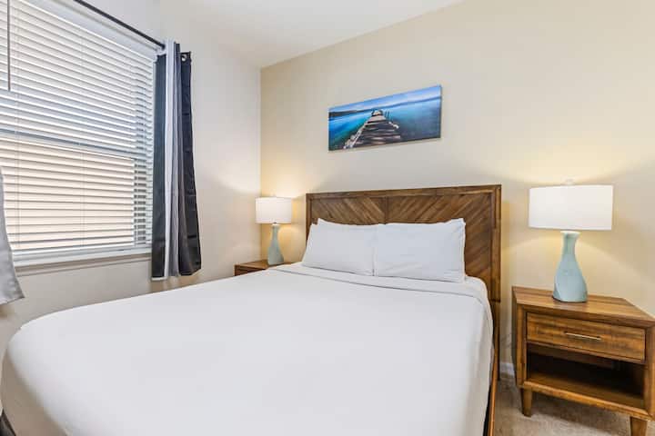 חדר שינה 1 עם מיטת קווין וחדר רחצה פרטי