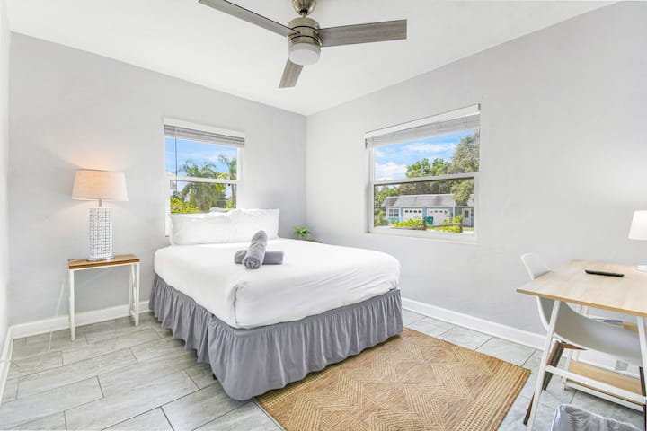 Chumba cha kulala cha 1 Queen Bed and Desk