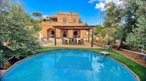 5min walk to the sea: large house w/ little pool