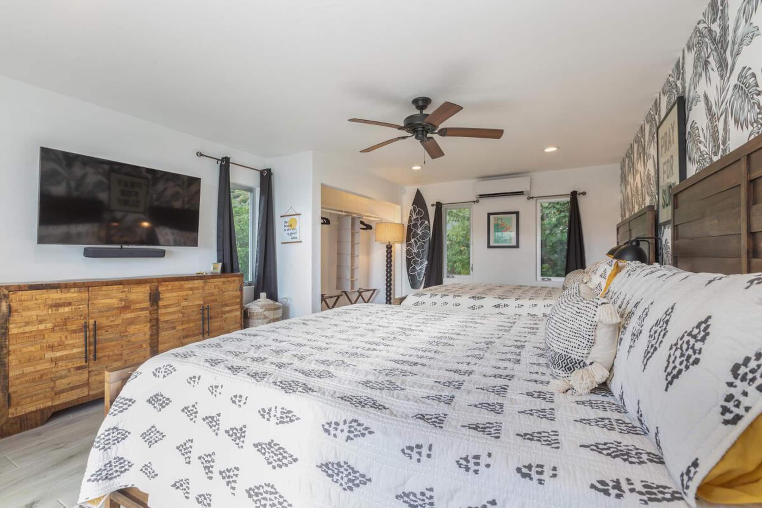 Modern, Beachfront 4 Bdrm - Eastside Retreat with - Photo 12