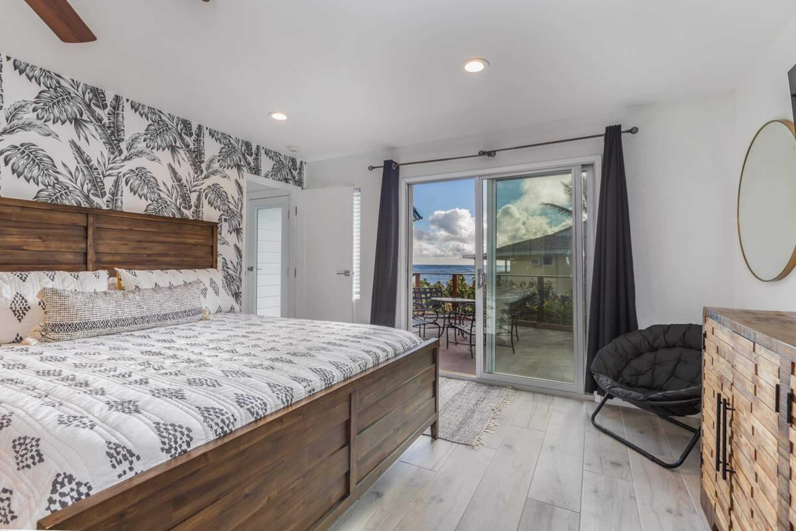 Modern, Beachfront 4 Bdrm - Eastside Retreat with - Photo 13