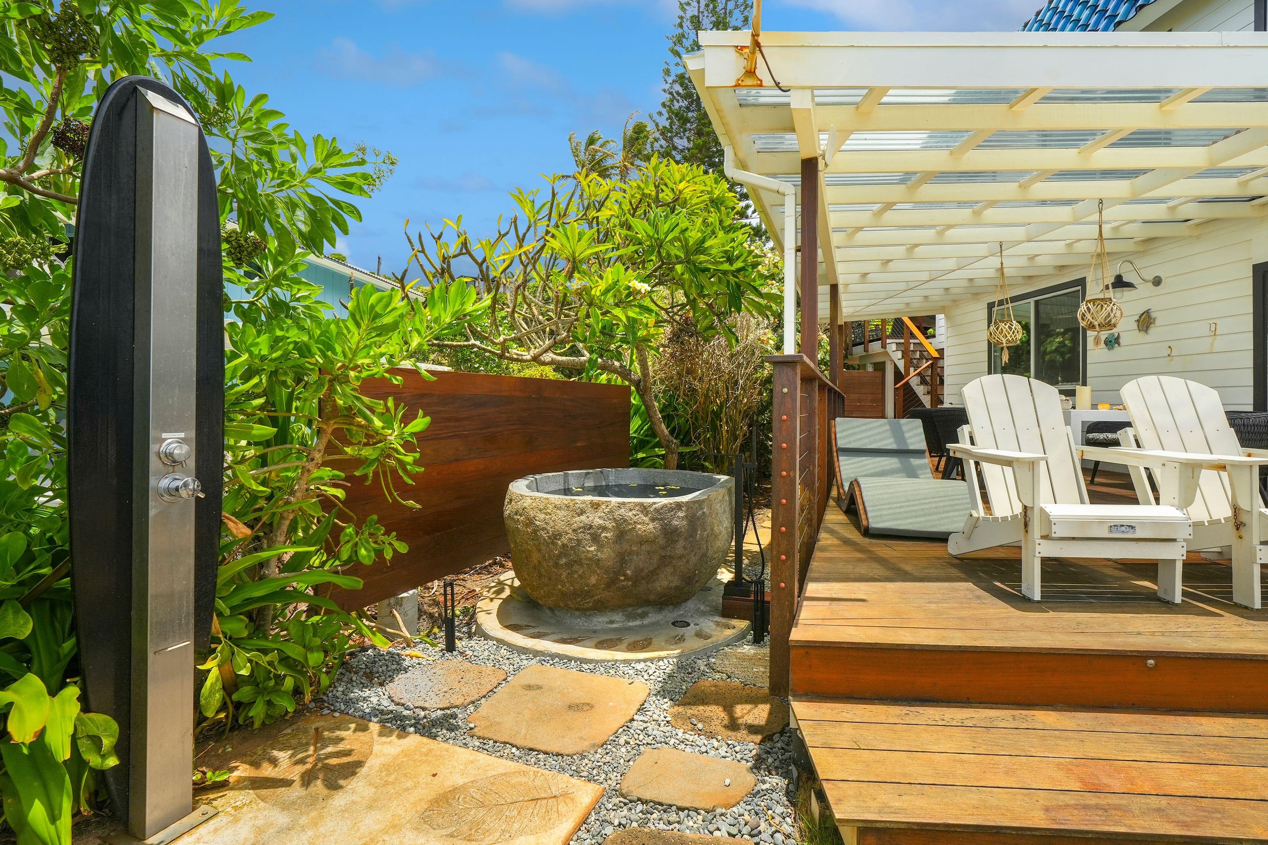 Modern, Beachfront 4 Bdrm - Eastside Retreat with - Photo 23