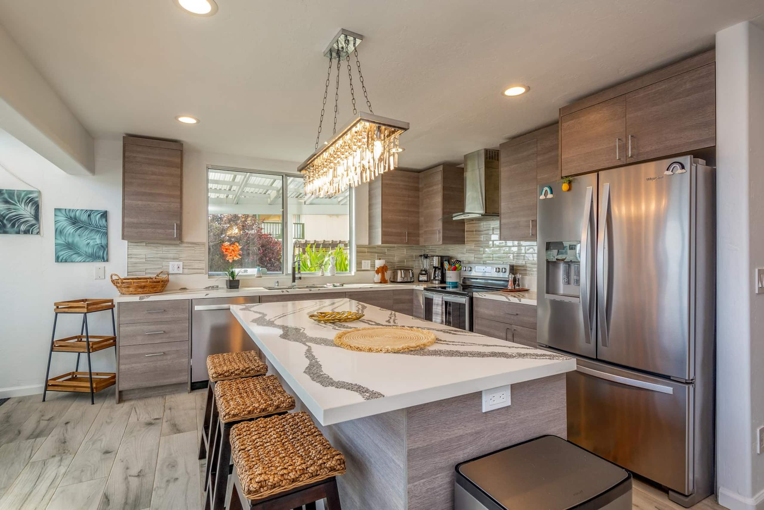 Modern, Beachfront 4 Bdrm - Eastside Retreat with - Photo 5