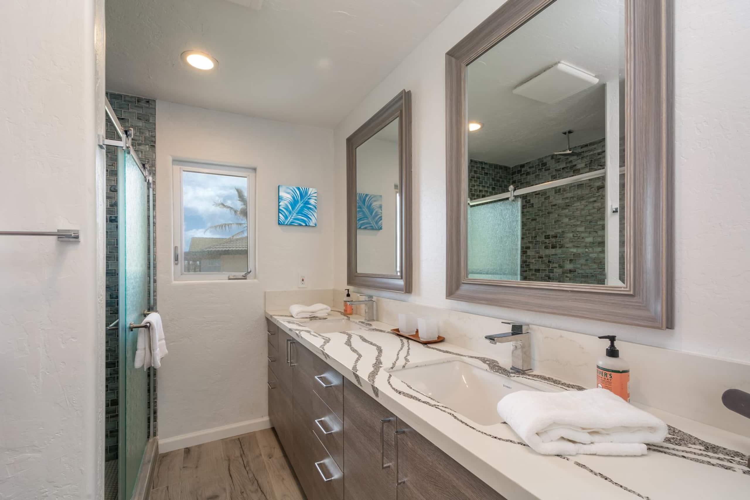 Modern, Beachfront 4 Bdrm - Eastside Retreat with - Photo 16