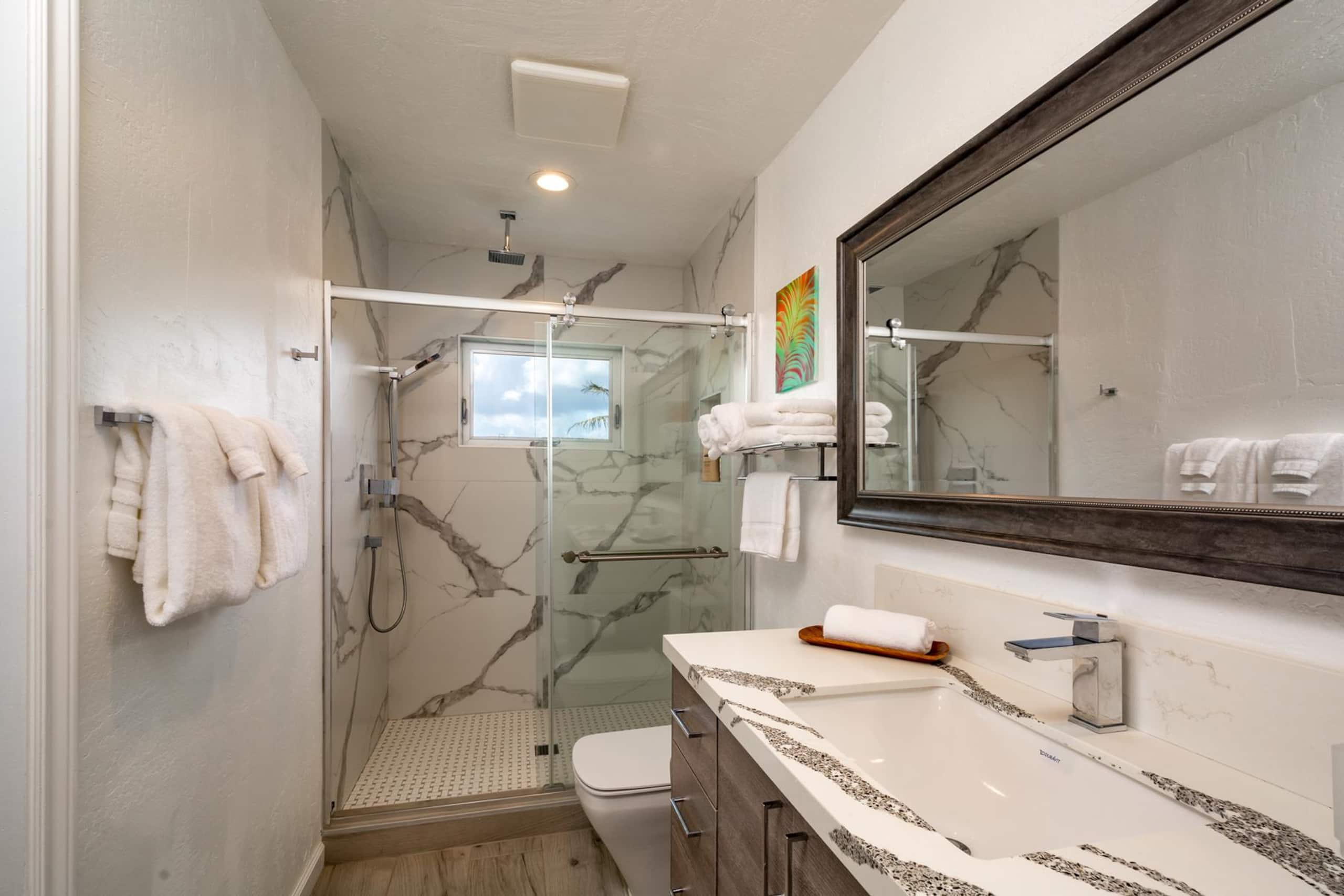 Modern, Beachfront 4 Bdrm - Eastside Retreat with - Photo 9