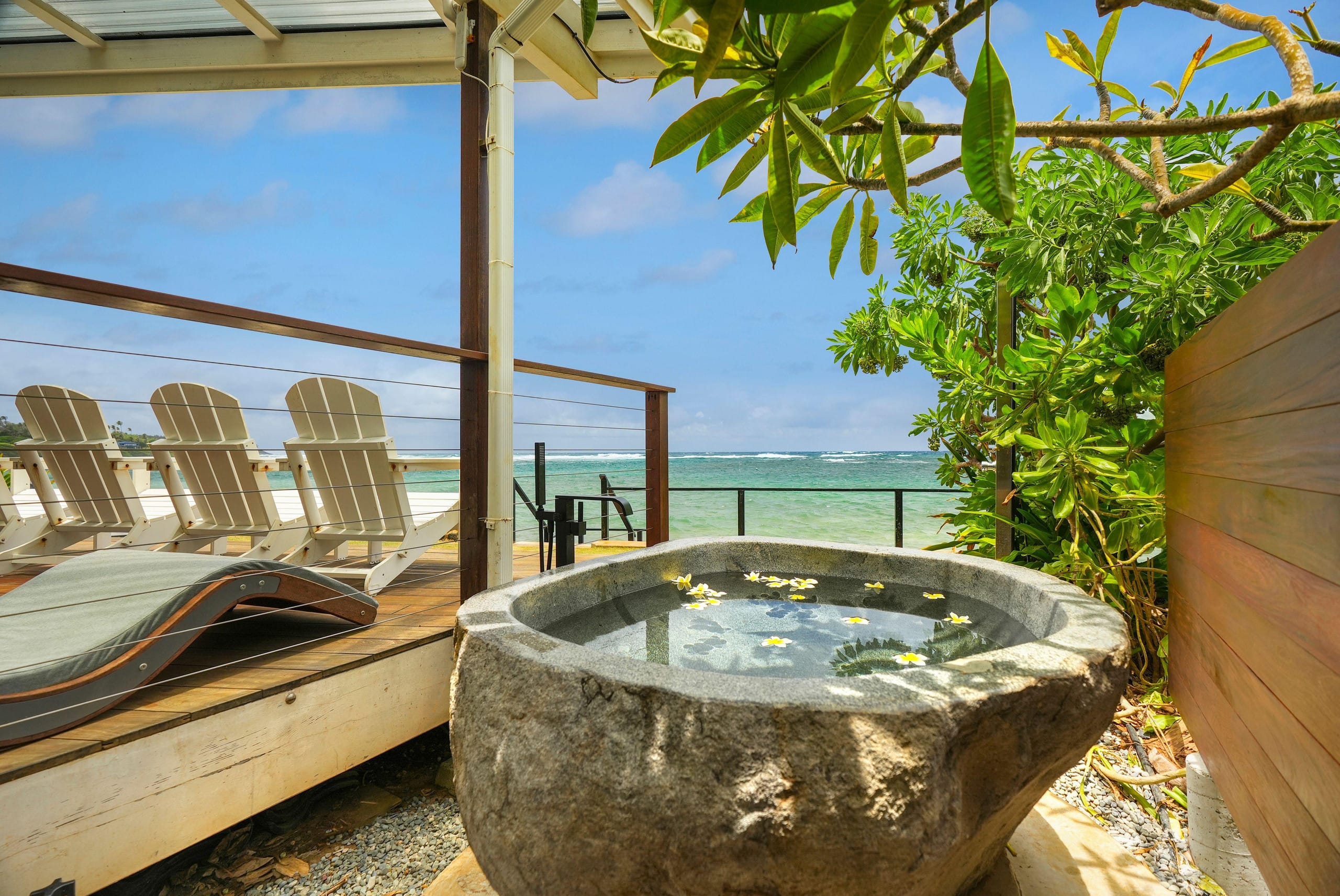 Modern, Beachfront 4 Bdrm - Eastside Retreat with - Photo 25