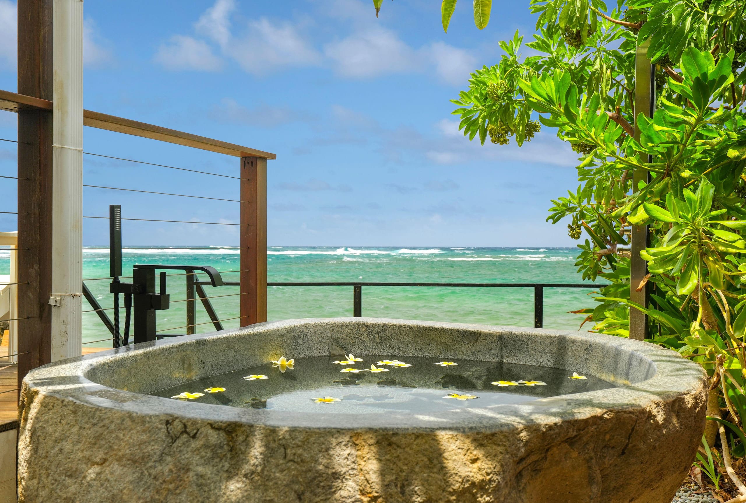 Modern, Beachfront 4 Bdrm - Eastside Retreat with - Photo 26