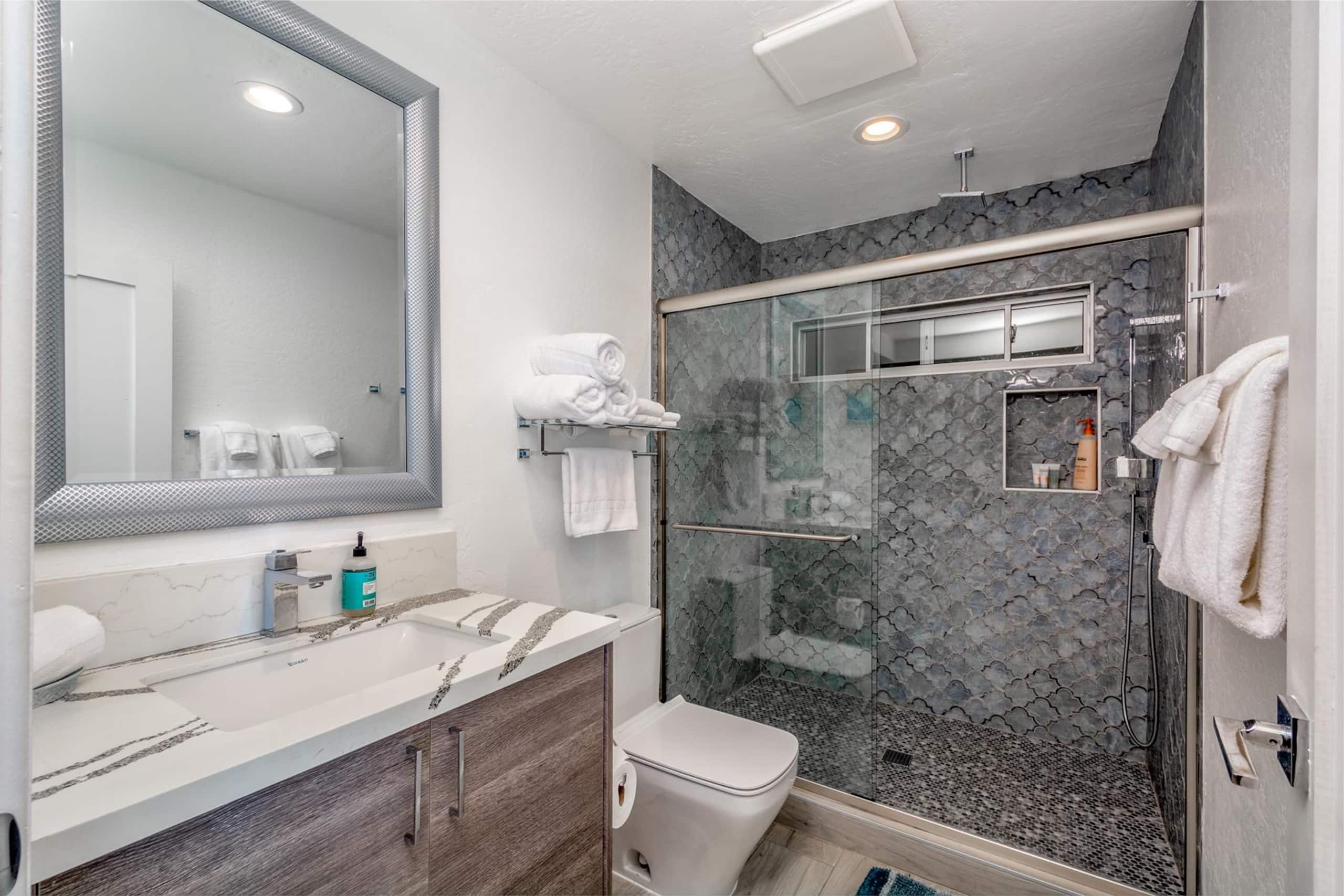 Modern, Beachfront 4 Bdrm - Eastside Retreat with - Photo 11