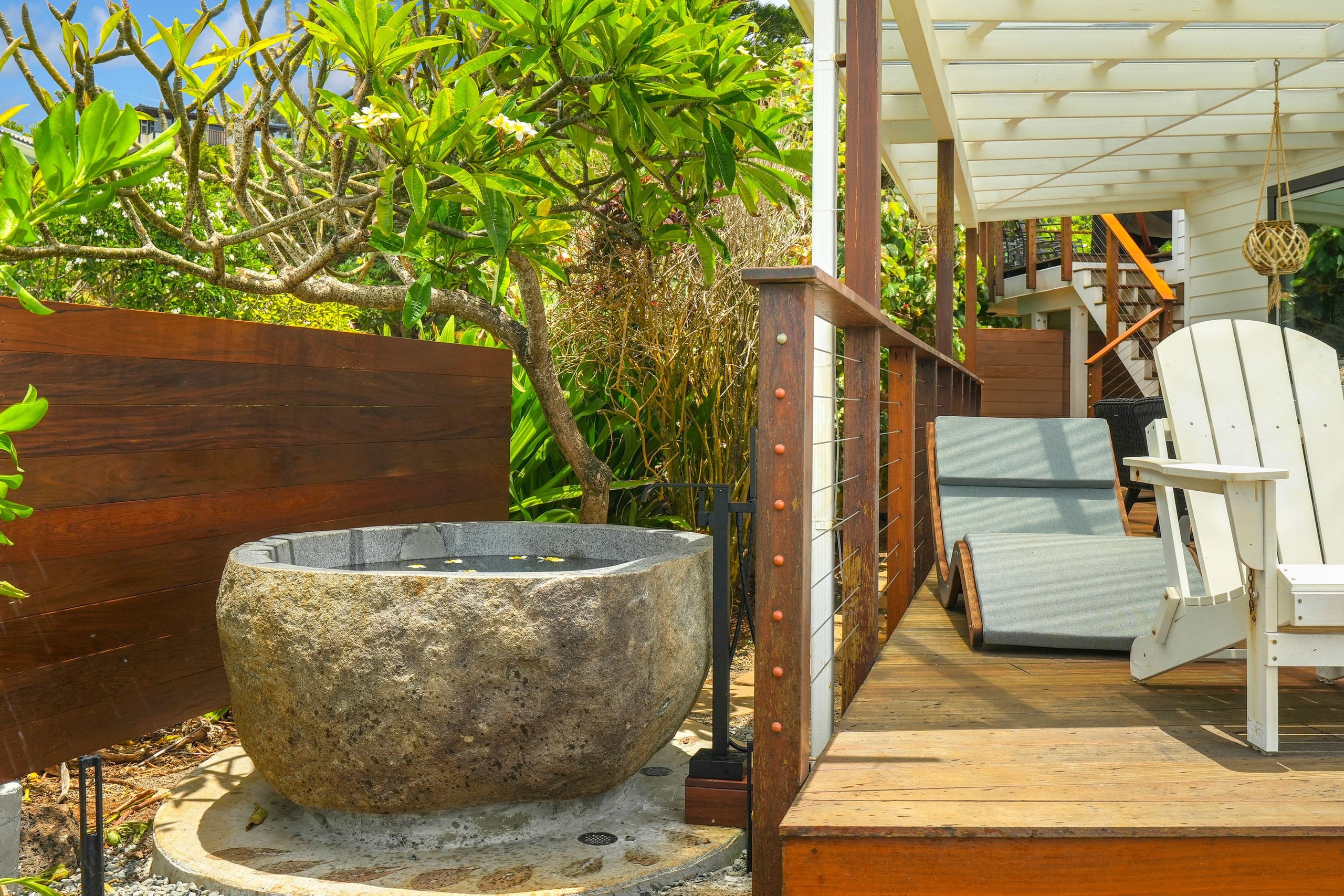Modern, Beachfront 4 Bdrm - Eastside Retreat with - Photo 24