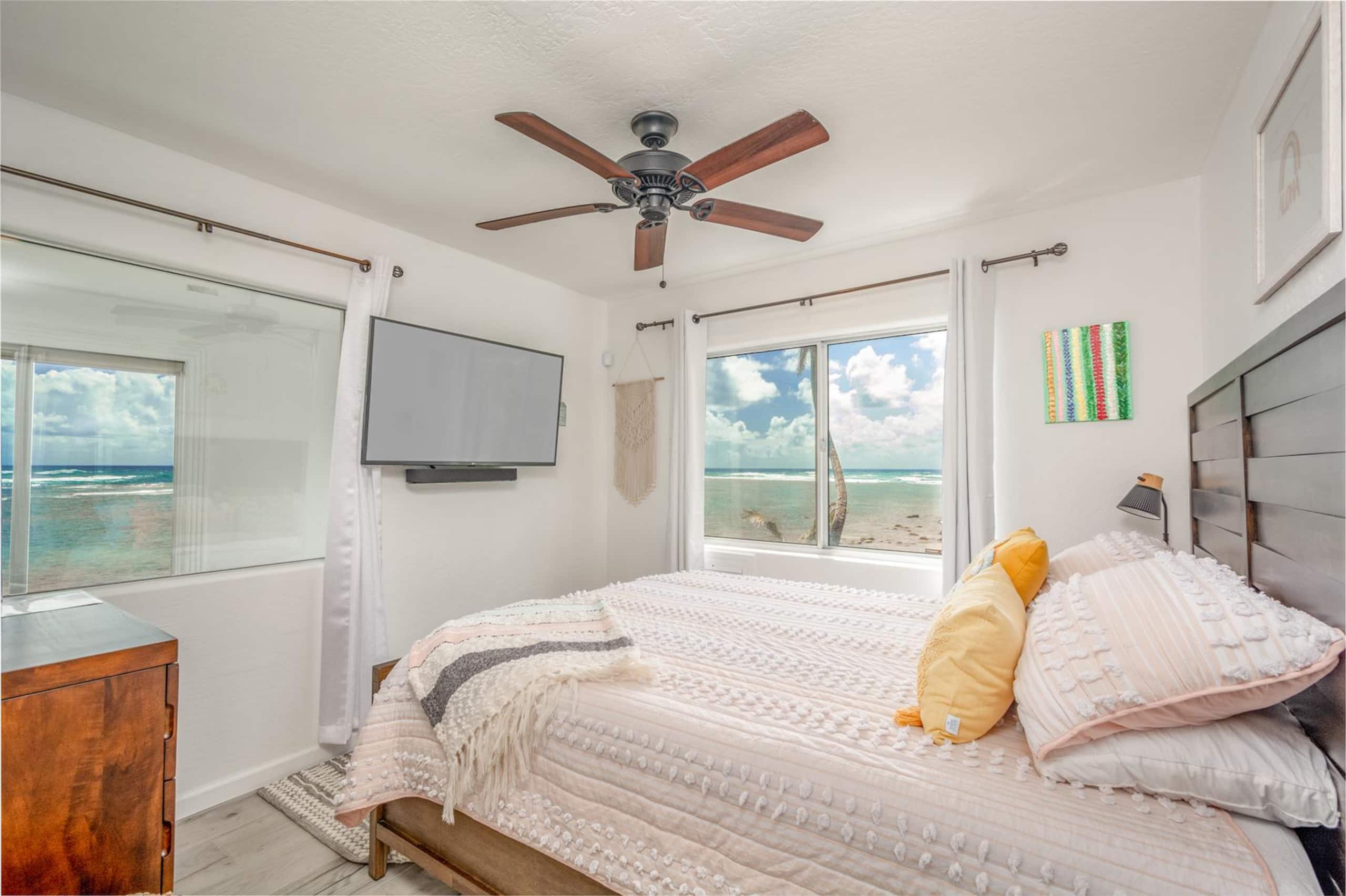 Modern, Beachfront 4 Bdrm - Eastside Retreat with - Photo 17
