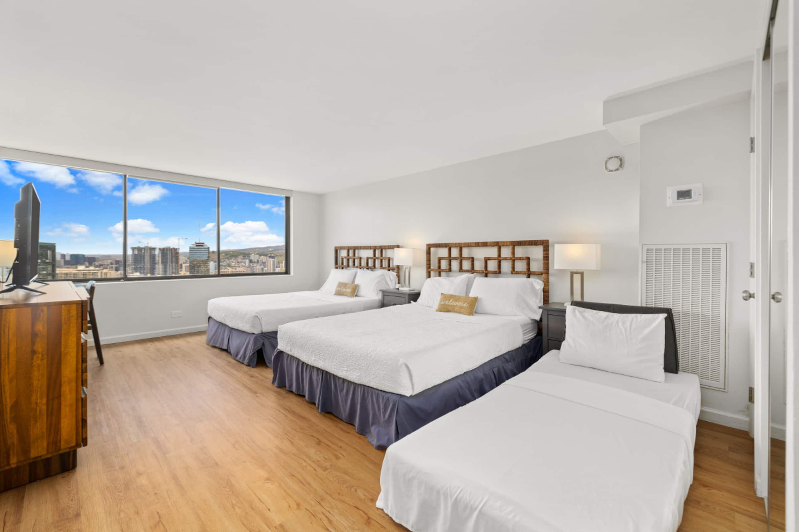 Condo in Honolulu · ★4.95 · 2 bedrooms · 4 beds · 2 baths - Image 16